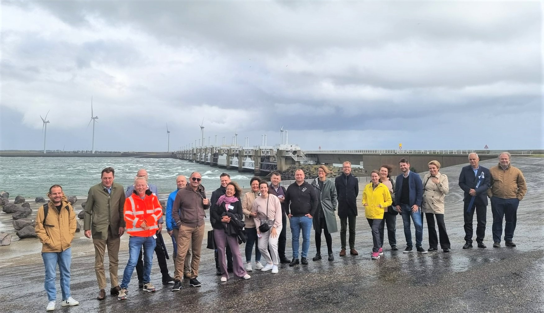 Groepsfoto van de ENVE-delegatie tijdens het werkbezoek aan de provincie Zeeland.